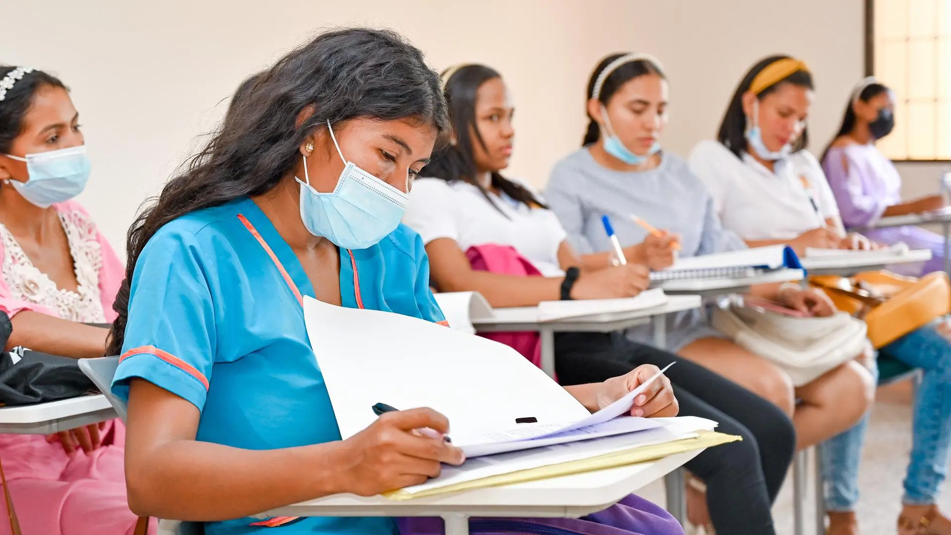 Grupo de estudiantes dentro de un aula de clase