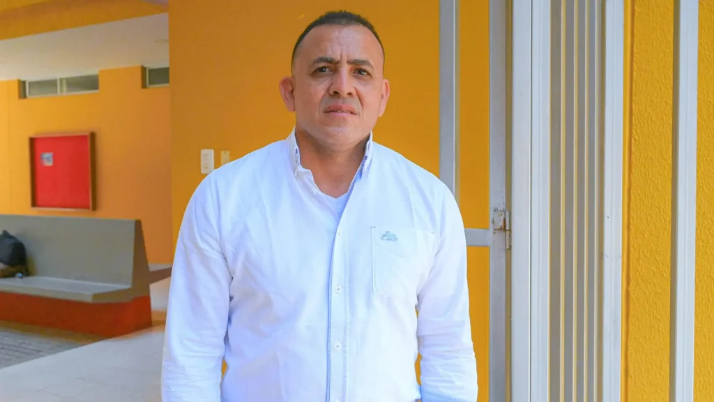 Hombre adulto en el campus universitario