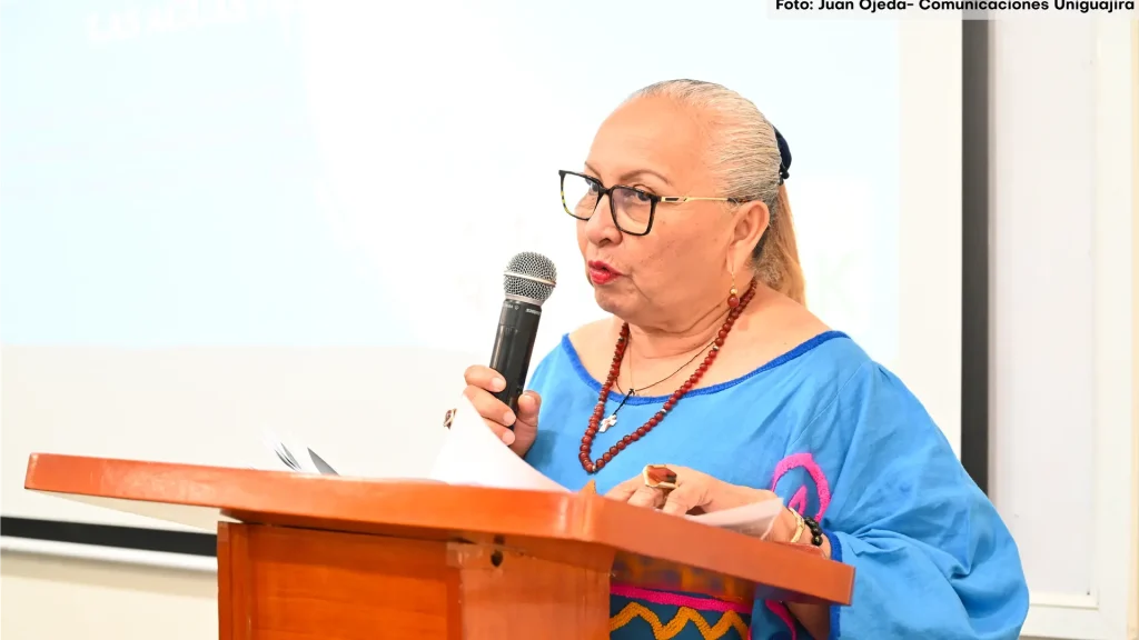 Mujer adulta en un atril