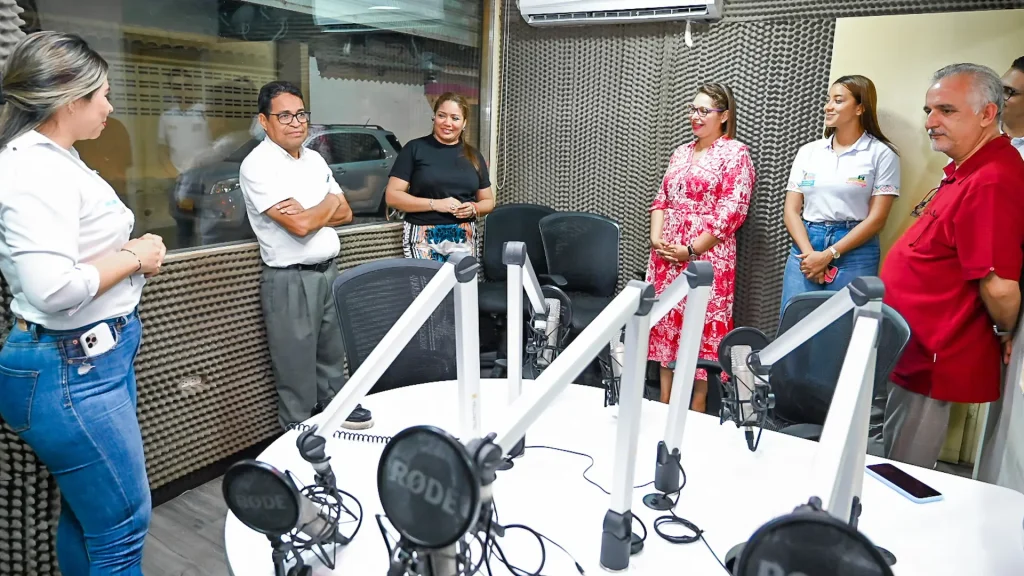 Un grupo de personas en la cabina de la emisora de la universidad