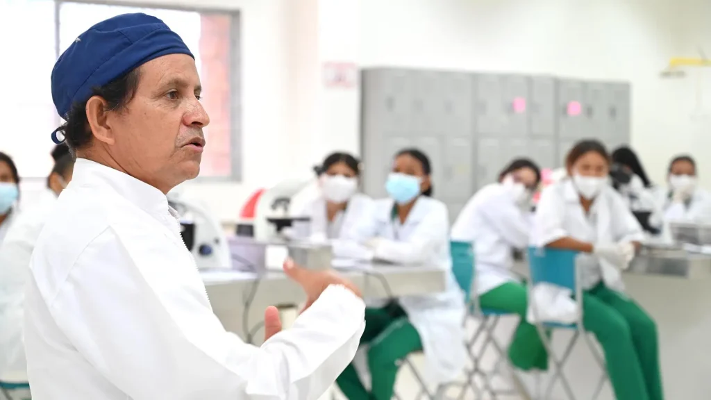 Un hombre adulto explicando a un grupo de estudiantes