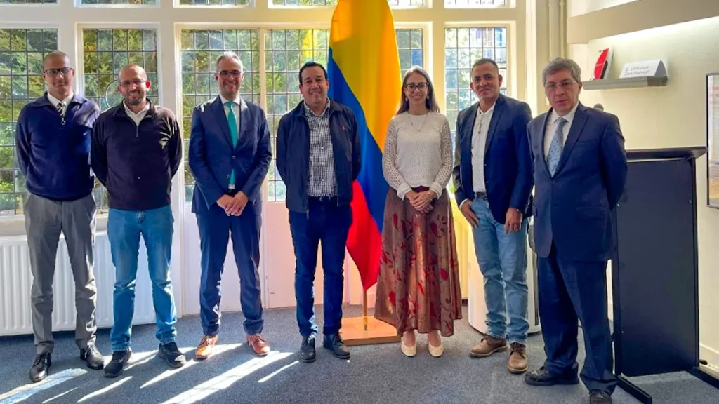 Grupo de personas adultas posa al interior de una oficina.