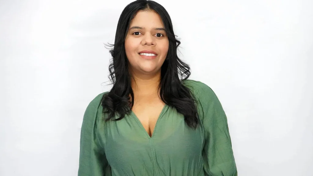 Mujer joven sonriente ante una cámara