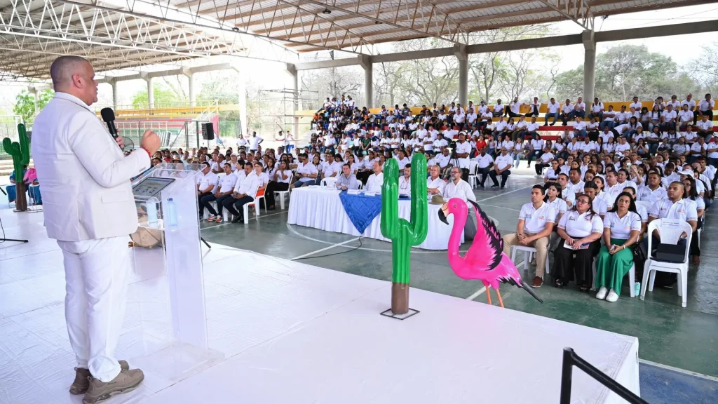 hombre adulto realizando una intervención ante un publico