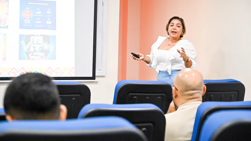 Mujer dirigiéndose a los estudiantes y evaluadores