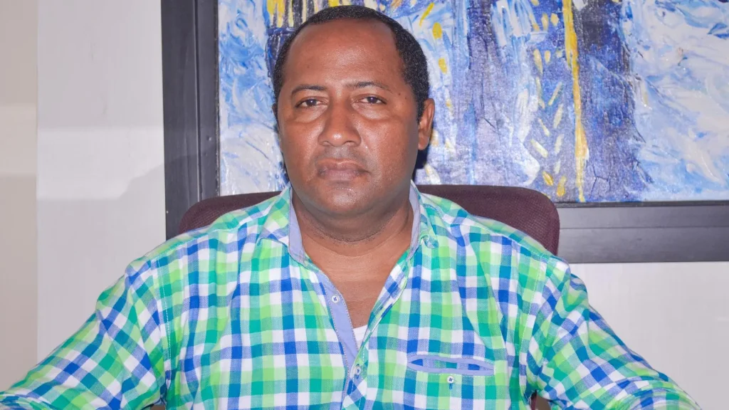 Hombre de tez morena ante una cámara