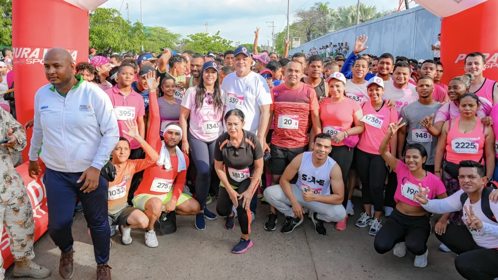 mujeres y mujeres participantes de la carrera sonriendo.