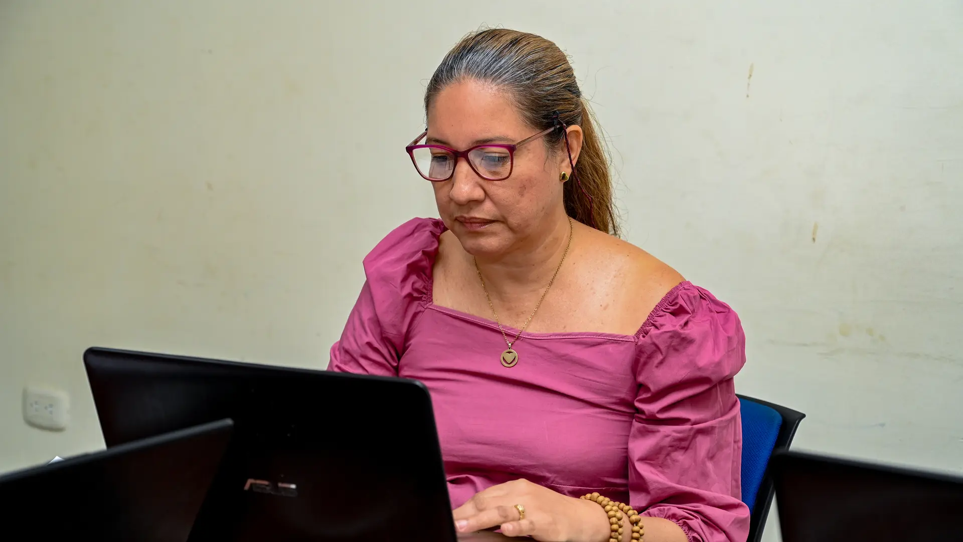 Una mujer adulta en un portatil