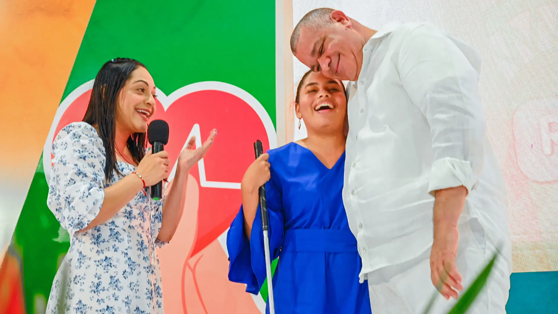 tres personas adultas , un hombre y dos mujeres en una tarima