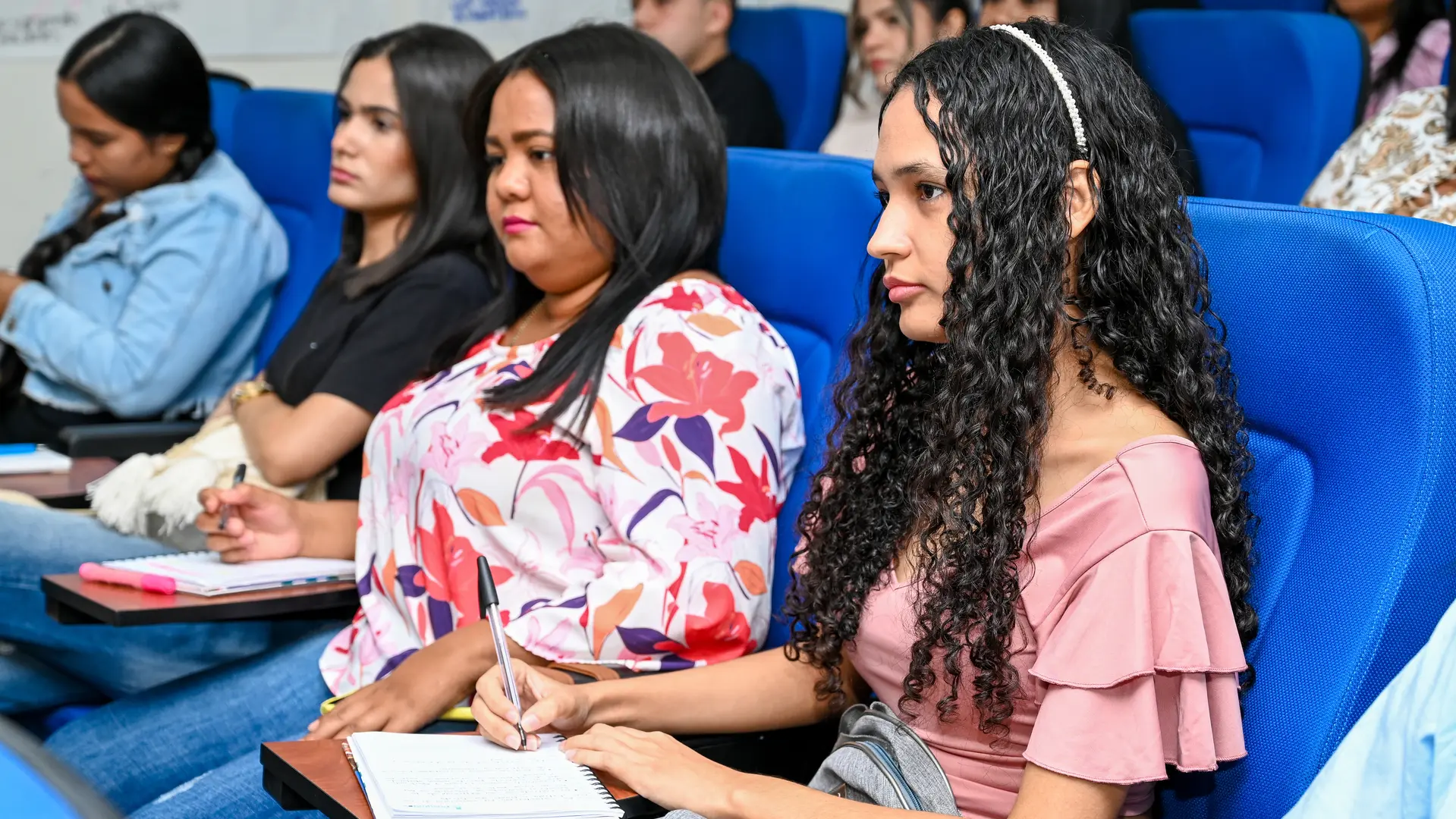 tres mujeres adultas en un salon de clases