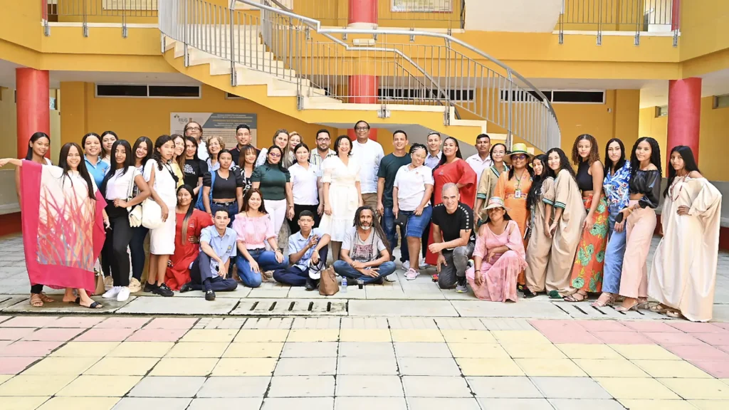 Grupo de docentes y estudiantes indígenas participantes del espacio académico