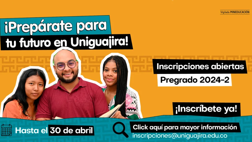 Tres estudiantes de Uniguajira sonriendo con un libro en la mano
