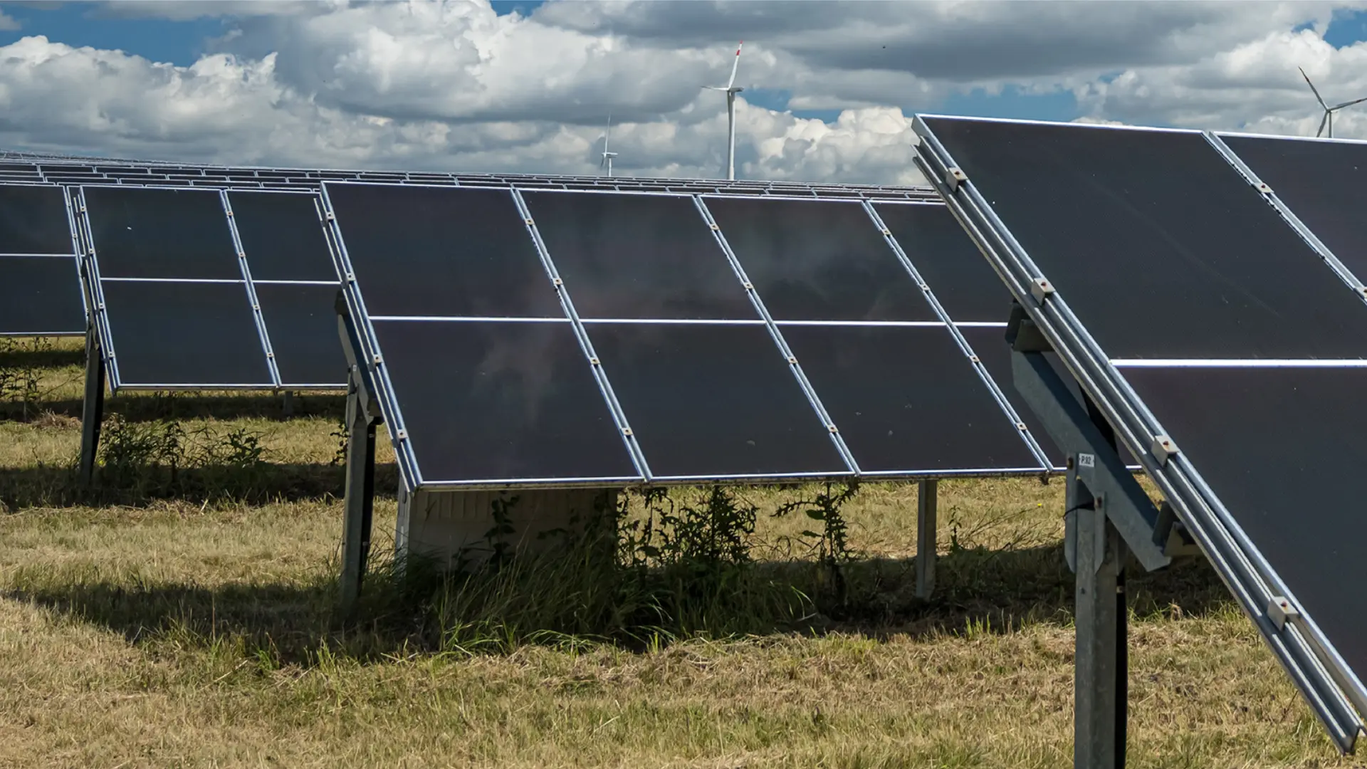 Panel solar en un campo abierto
