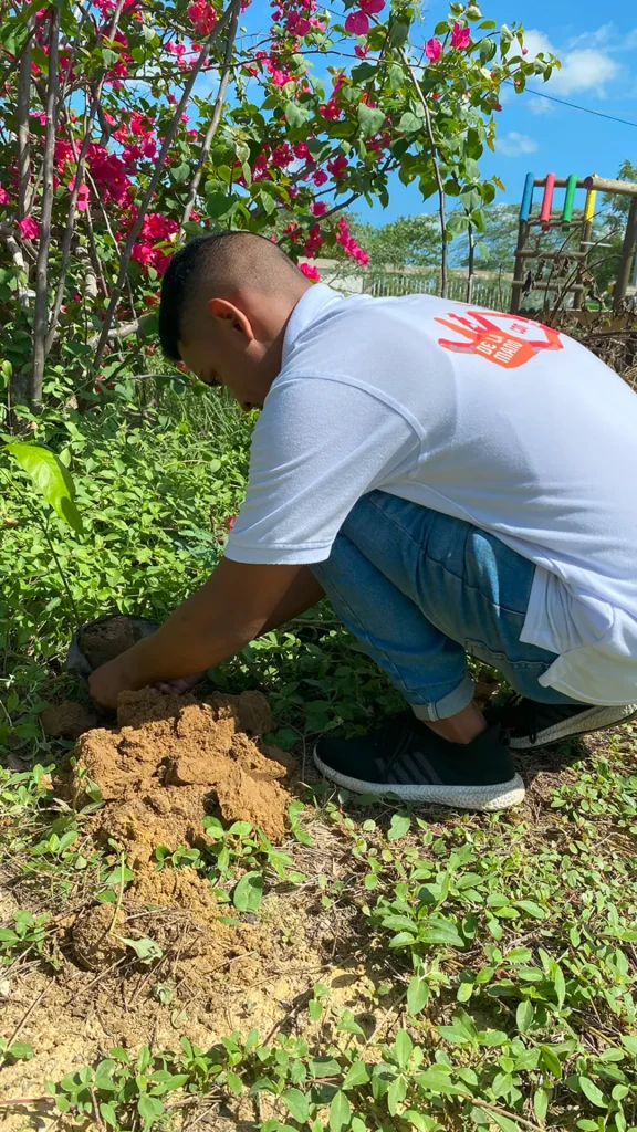Hombre sembrando una planta