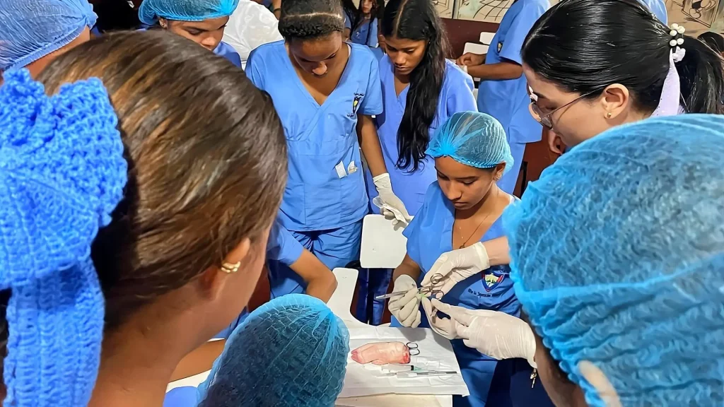 Voluntariado de Uniguajira Sede Villanueva hace presencia en instituciones educativas del municipio