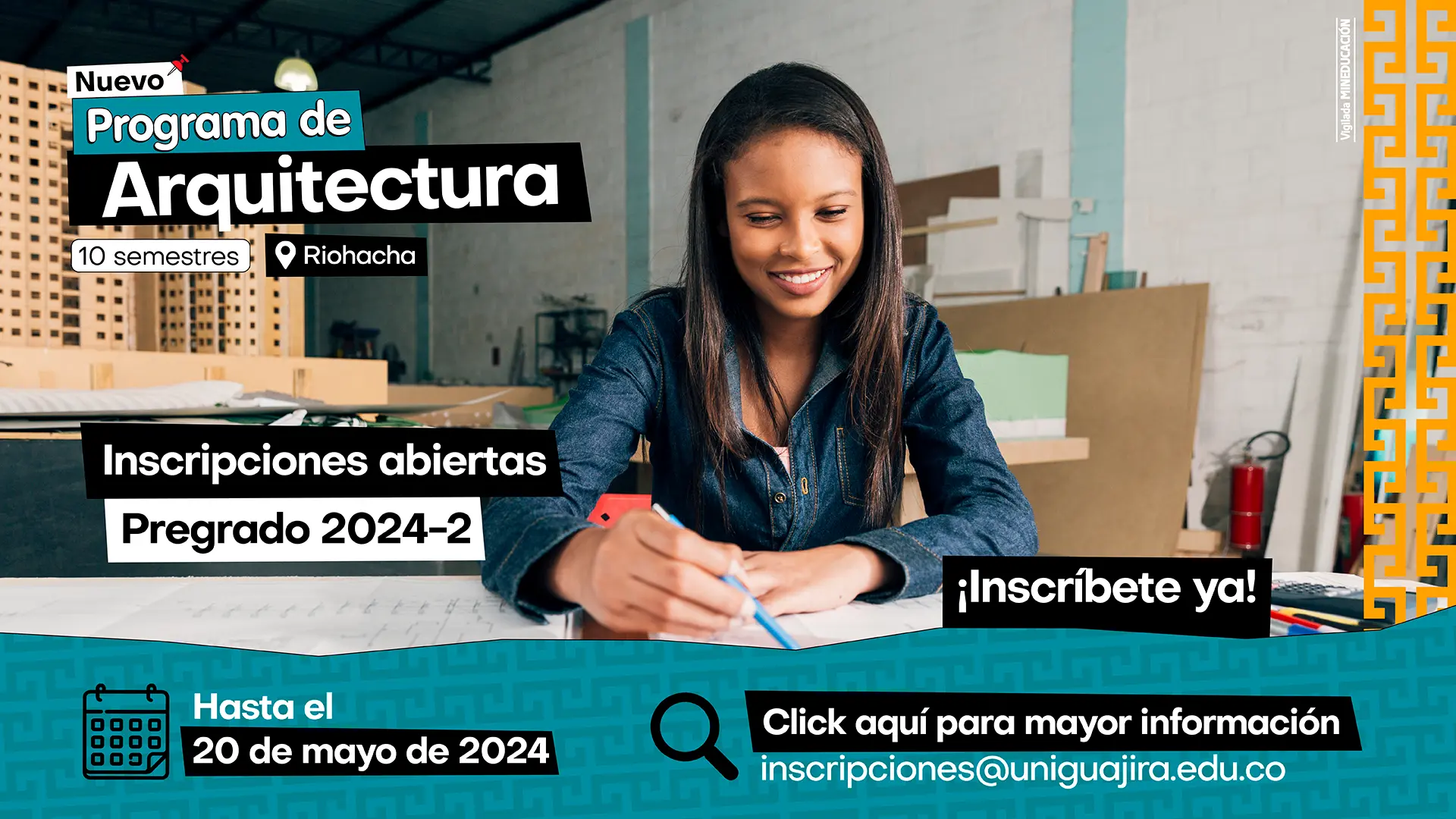 Una mujer sentada en un escritorio escribiendo en un papel