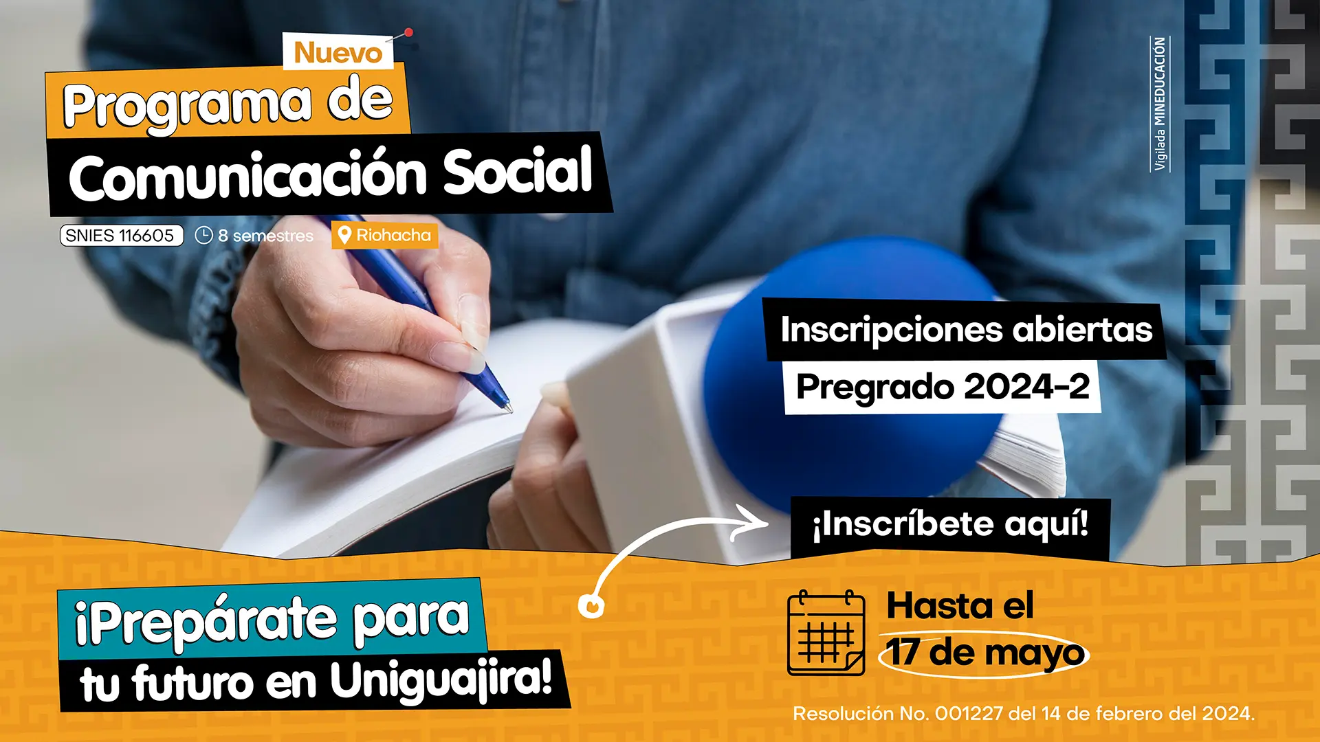 Una persona sosteniendo un libro y un microfono de color azul