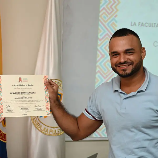 Bienvenido Bastidas Molina
Por su desempeño sobresaliente en el área de la educación.