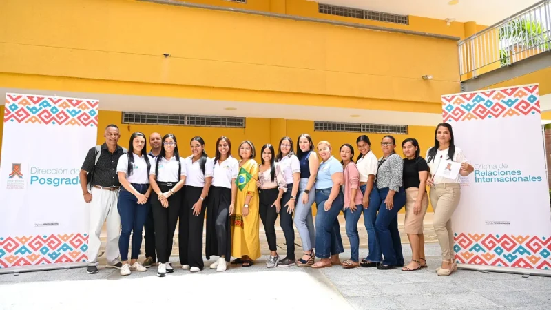 Grupo de personas formadas posando para una foto.