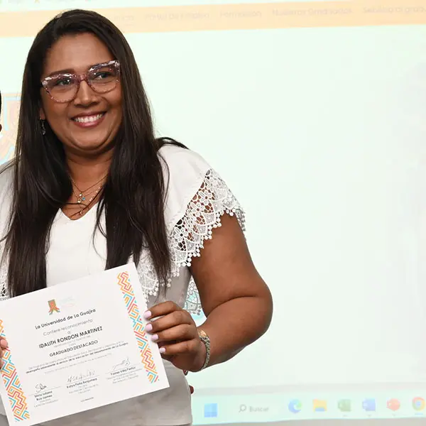 Idalith Redondo Martinez
Por su desempeño sobresaliente en el área de la educación.