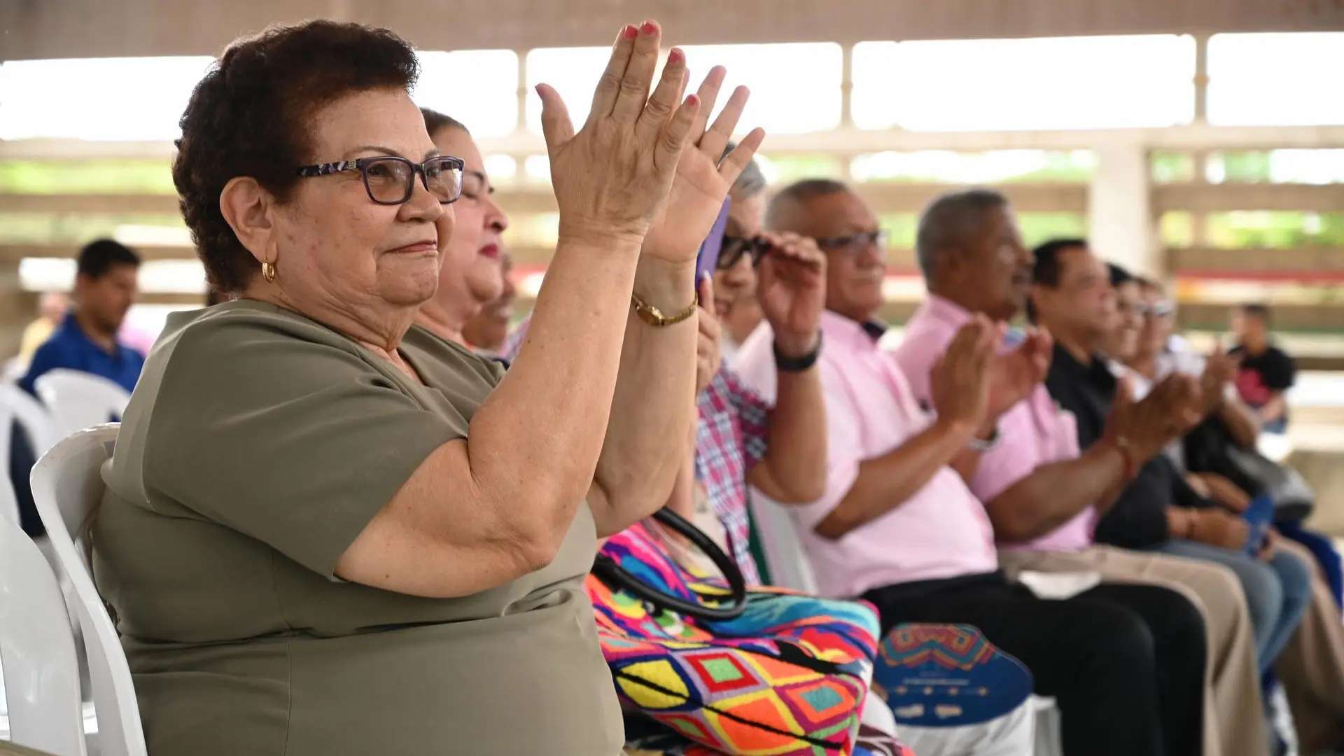 Grupo de personas sentados aplaudiendo