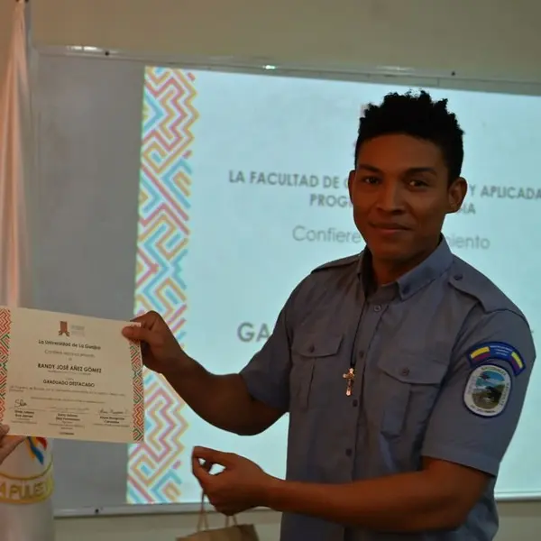 Randy Jose Añez Gomez Por su desempeño sobresaliente en su ejercicio como profesional.