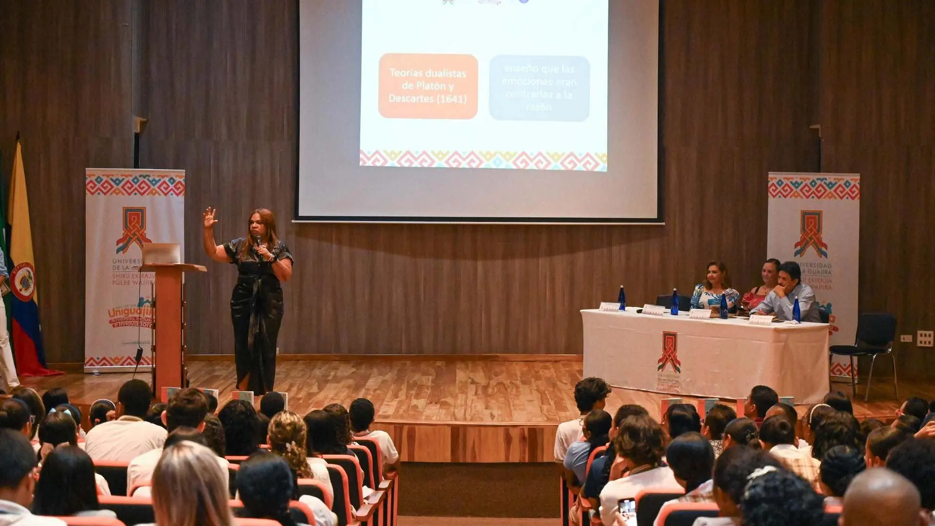 Con el III Panel sobre Salud Mental, Conversares alternativos: vivir de corazón, culminó el proyecto Promoción e Intervención Psicoeducativa Digital con Enfoque Intercultural financiado por el Ministerio de Ciencia, Tecnología e Innovación, y desarrollado entre la Universidad de La Guajira y las universidades del Magdalena y Los Andes.

 

El evento, realizado en el auditorio de la biblioteca Héctor Salah Zuleta, contó con la participación de académicos, directivos, profesores, estudiantes, panelistas como Mayelis Pinzón Escudero, Rebeca Curiel Gómez, la consultora internacional; doctora en Psicología Clínica y de Salud, María Clara Cuevas Jaramillo, y el senador, Carlos Julio González Villa.

 

La intención del espacio fue suscitar un diálogo interdisciplinario entre académicos, profesionales y jóvenes de la región para explorar el impacto de los medios digitales en la salud mental desde una perspectiva intercultural y desarrollar nuevas estrategias colaborativas que permitan un uso saludable, cultural e inclusivo de la tecnología.


Carlos Julio González Villa, senador de la República, quien es coordinador de la Comisión Accidental de Salud Mental y ponente del Proyecto de Ley Competencias Socioemocionales en Colombia, aseguró en su ponencia que “Nosotros venimos trabajando en introducir e incorporar en el país en todos los niveles, la educación emocional a través de las competencias socioemocionales y afectivas. Es una apuesta que hacemos ante los graves indicadores de salud mental en la infancia y juventud colombiana donde consideramos que los hallazgos de los últimos 30 años permiten entender y comprender la columna vertebral que es la formación   emocional, en la construcción del proyecto de vida.