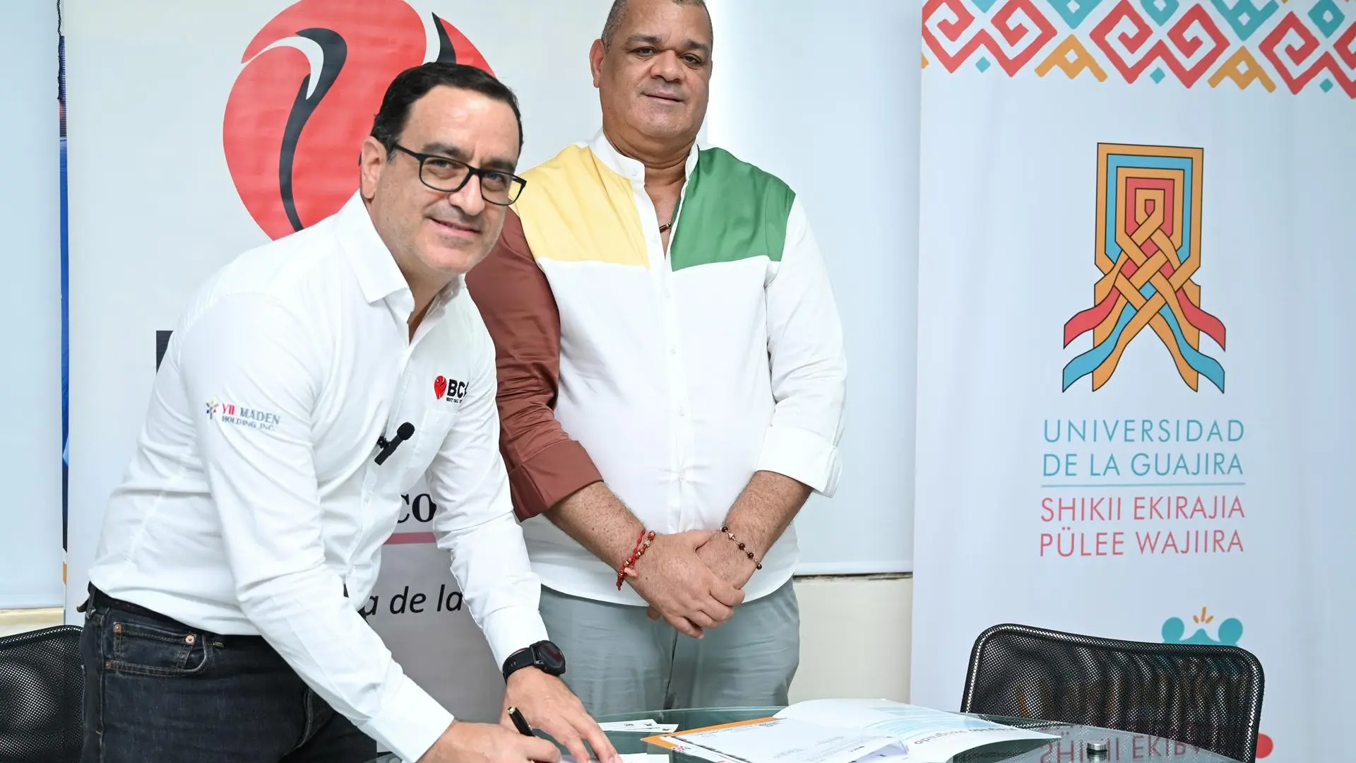Carlos Arturo Robles Julio, rector de Uniguajira y Jaime Álvarez Afanador, Gerente de Sostenibilidad de BCC durante la firma del convenio.