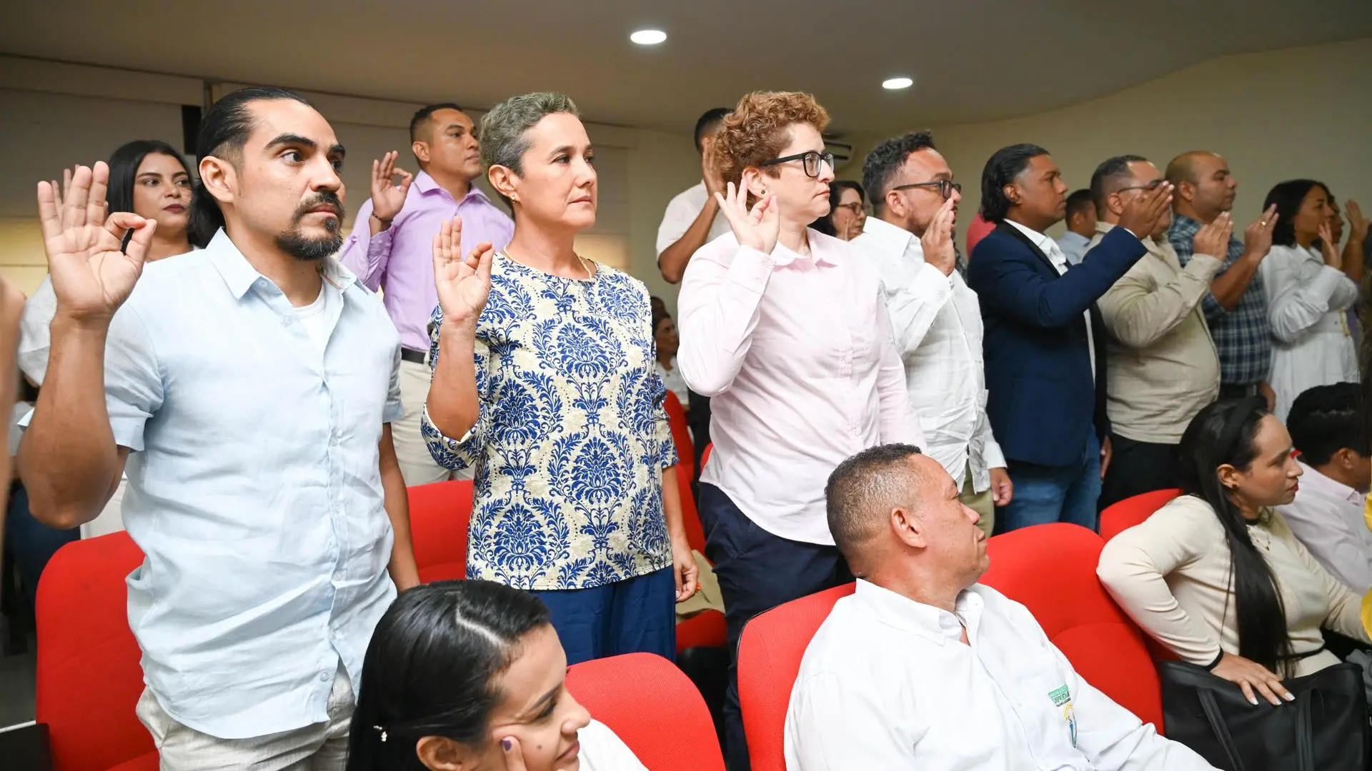Los nuevos docentes nombrados en el acto de juramento