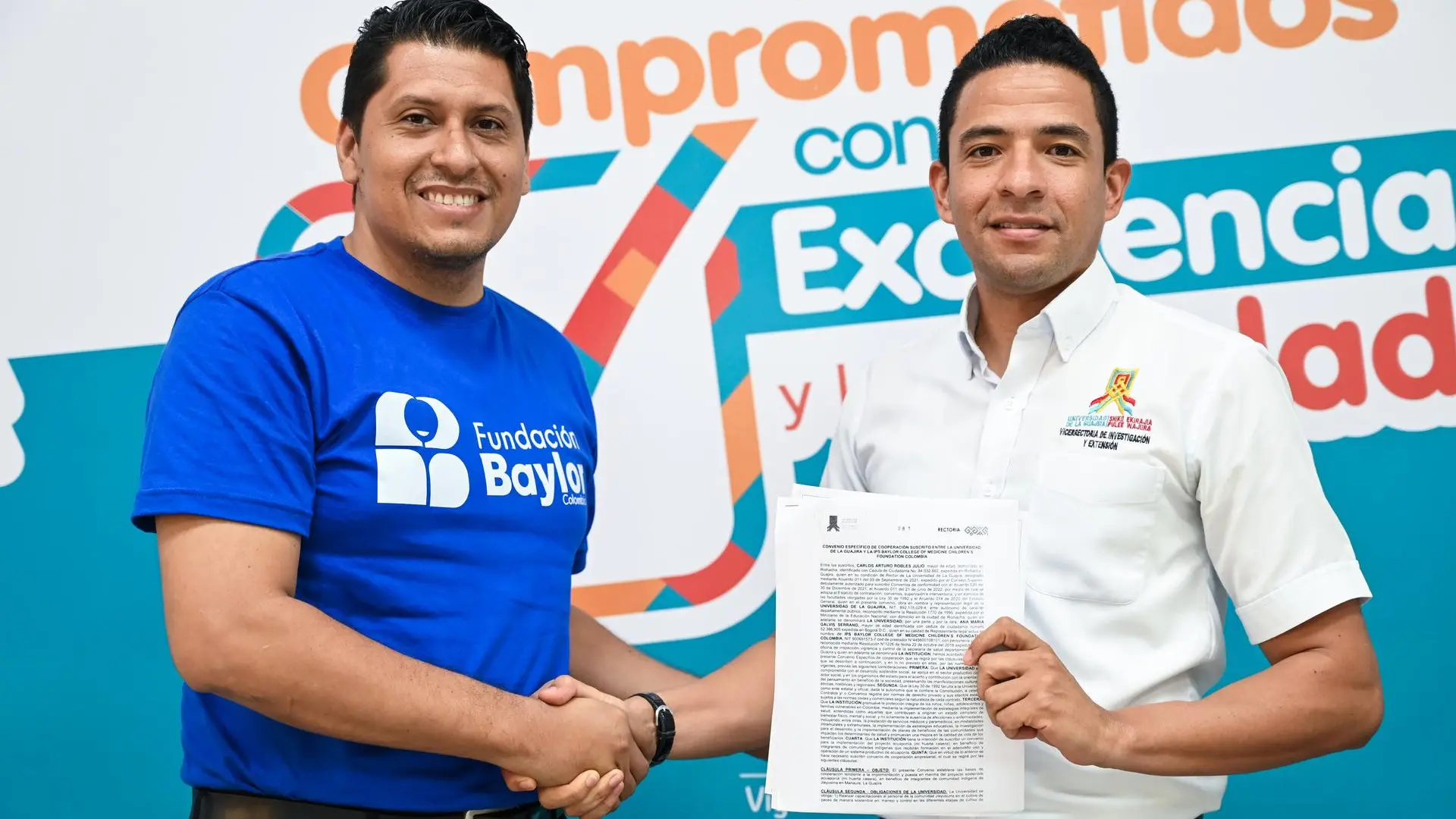 Dos hombres adultos posando para la foto