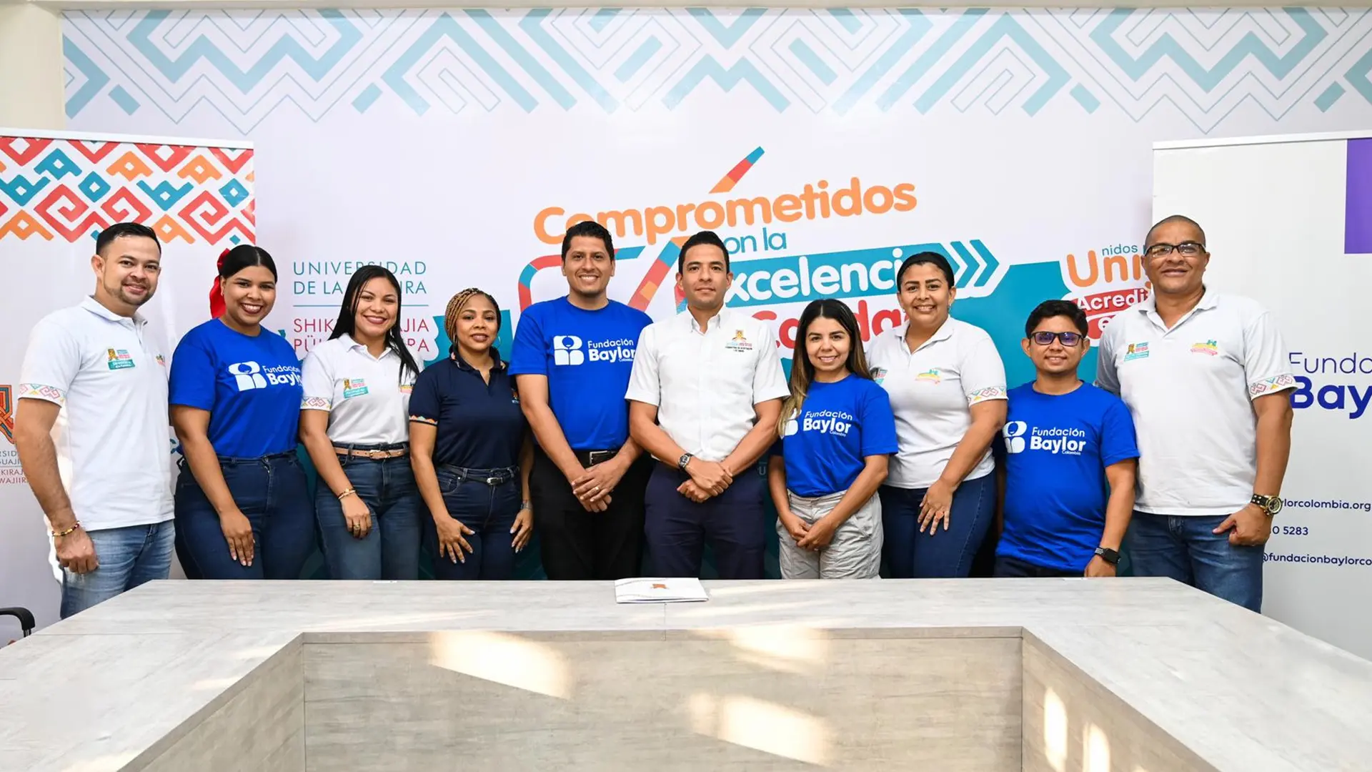 Representantes de la Universidad de La Guajira y la Fundación Baylor durante la firma del convenio