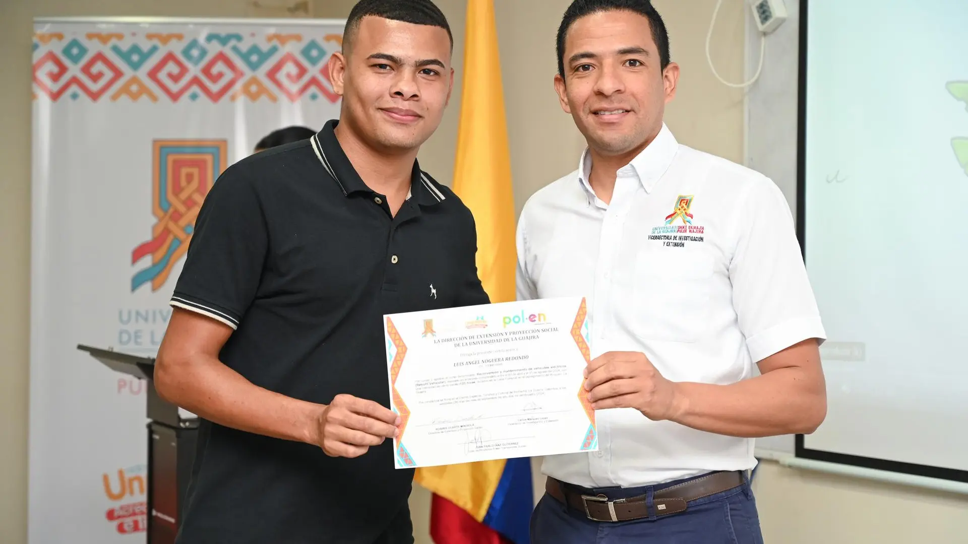 dos hombres adultos posando para la foto