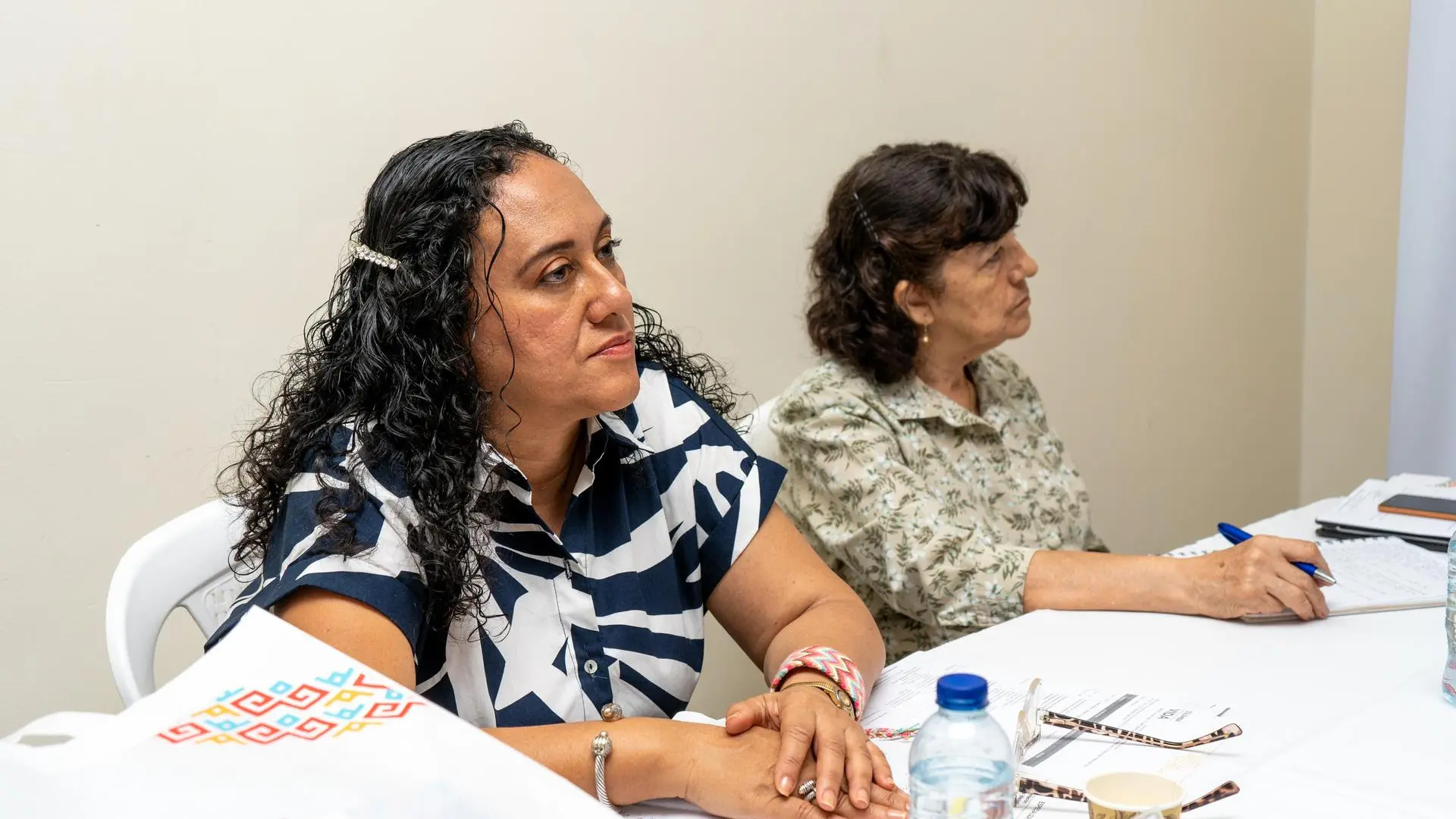 Dos mujeres adultas en una mesa de trabajo