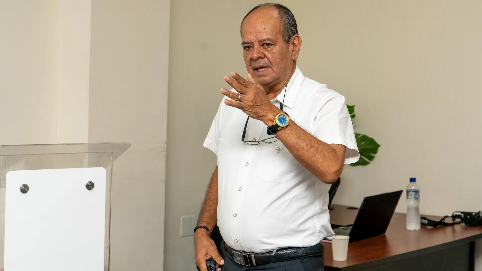 Hombre adulto exponiendo 