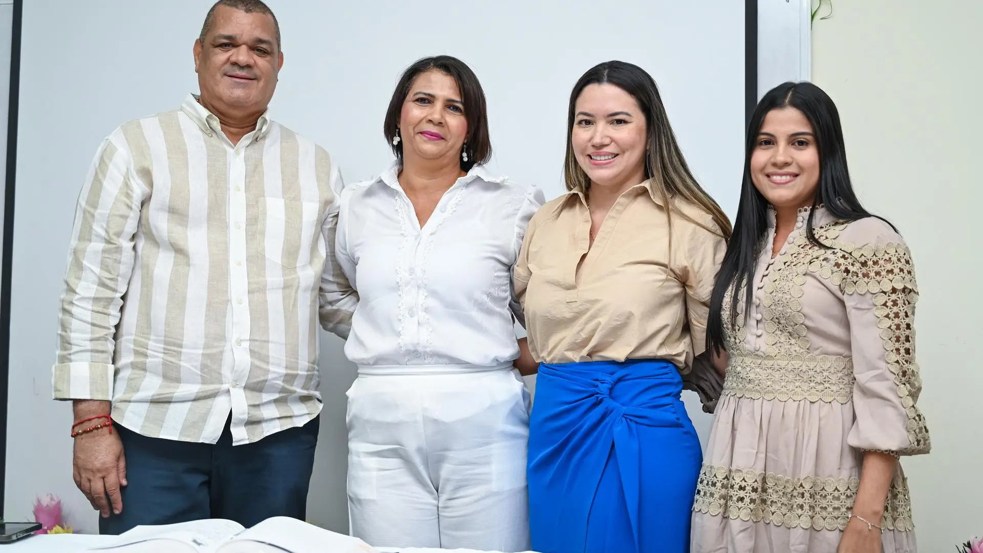 tres mujeres adultas y un hombre adulto