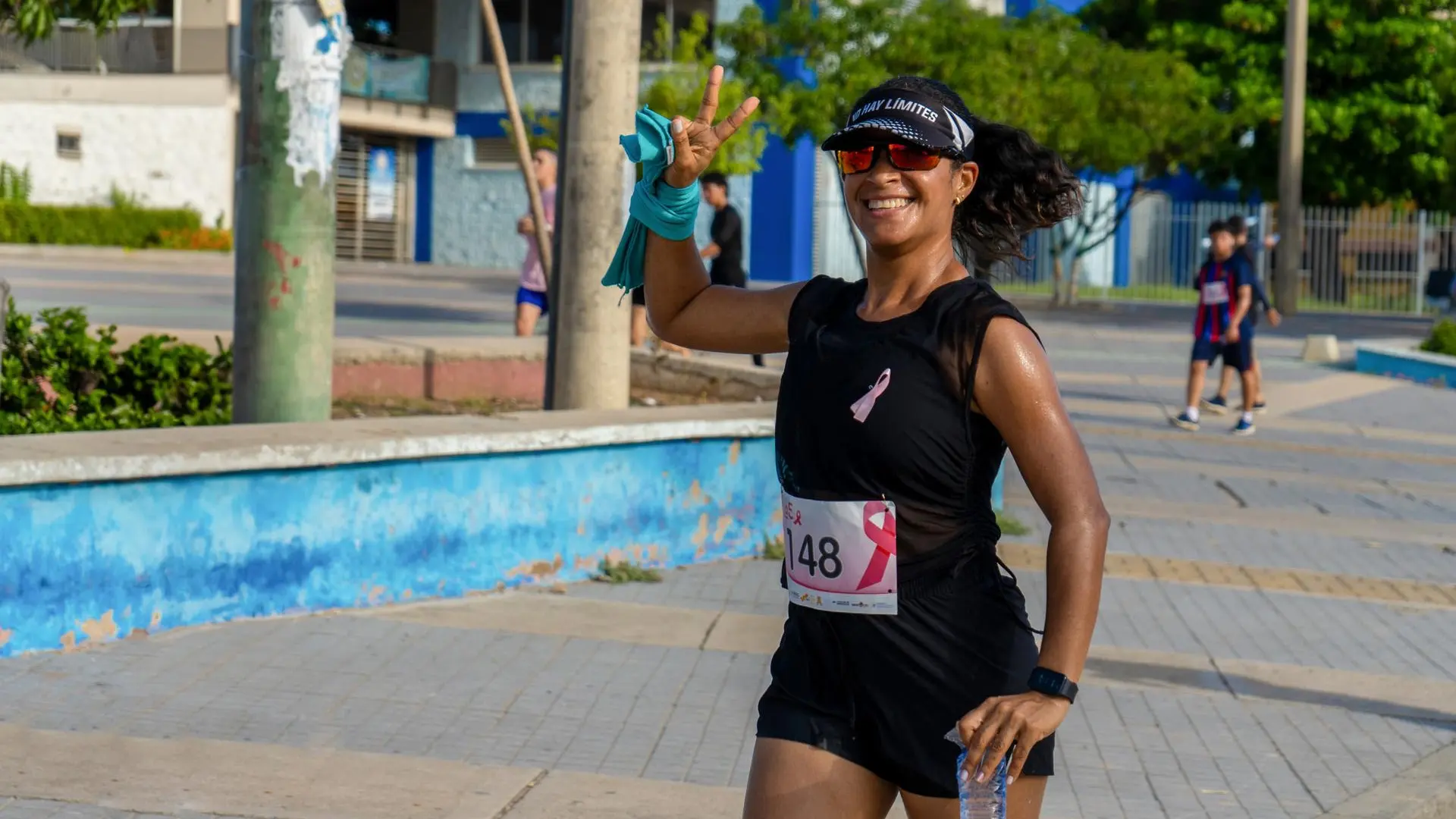 Una mujer con una sonrisa en su rostro corriendo.