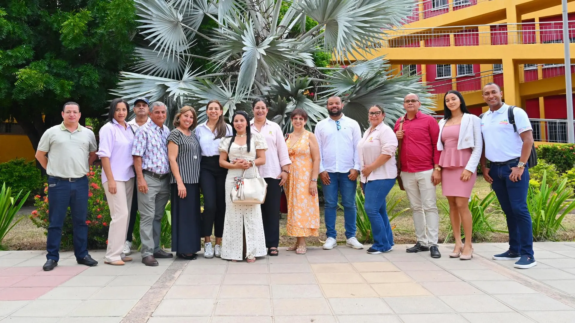 Varias personas adultas posando para una foto