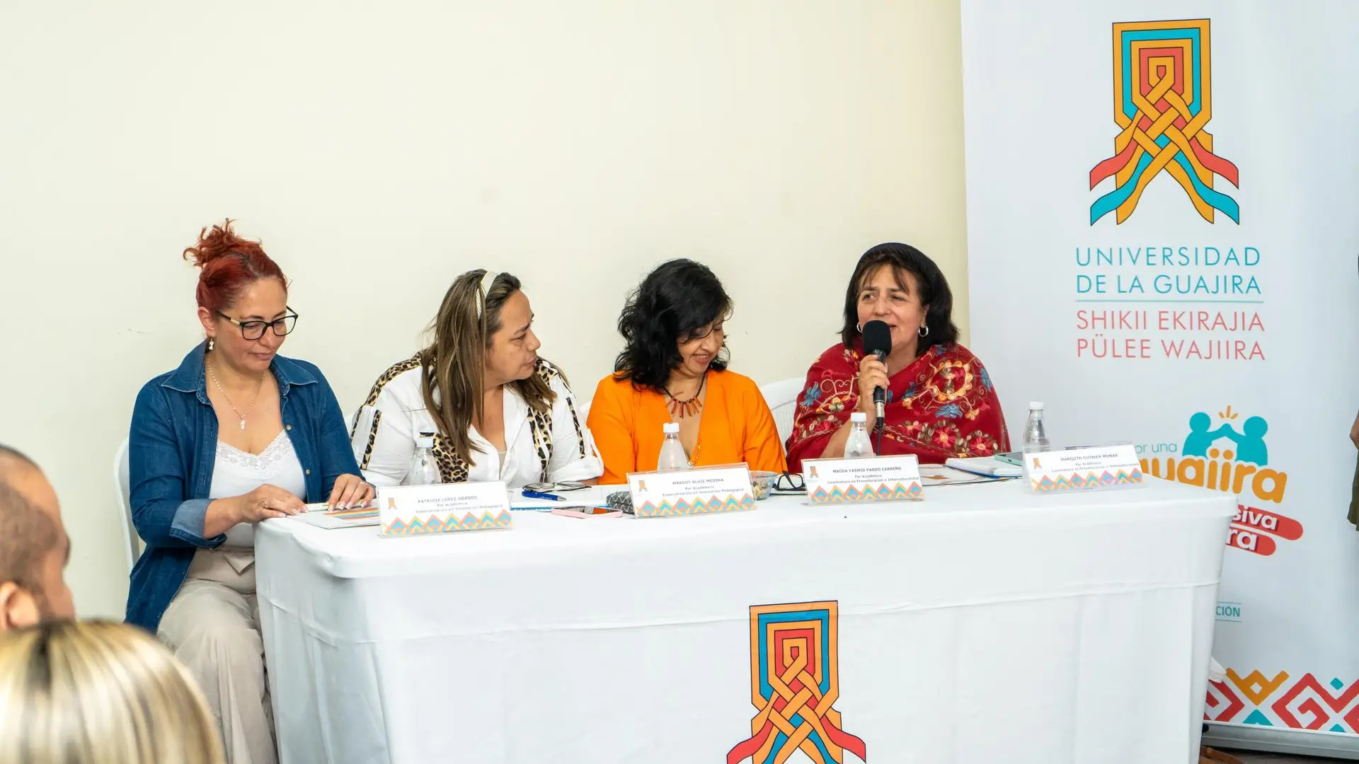 cuatro mujeres adultas en una mesa