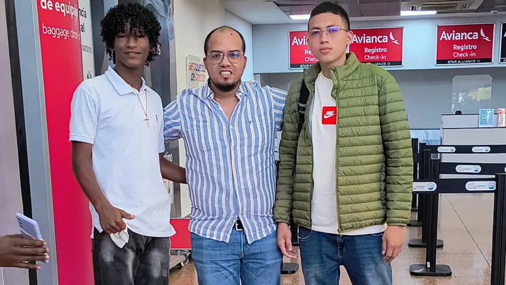 De izquierda a derecha: Ángel Daniel Leguía Sierra, Darío Serrano Flórez (Director del Programa) y Mario Alexander Ruiz Chiran.
