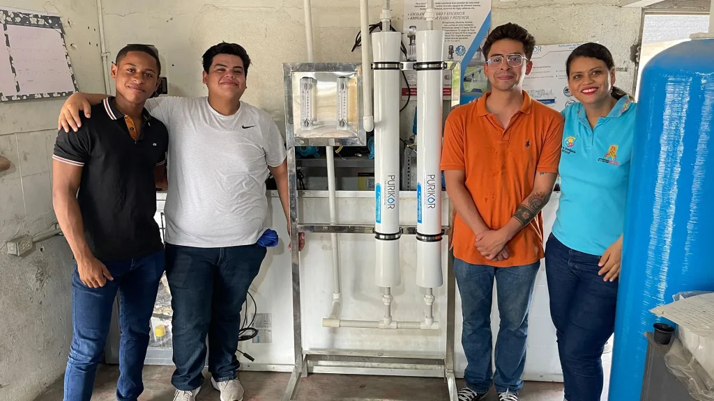 De izquierda a derecha: Félix Darío Duarte Pinto (Universidad Simón Bolívar), Jorge Arias Aguiñaga e Irvin Rosendo Morales Galván (Instituto Tecnológico de San Luis Potosí), junto a Clara Amaya Mármol, docente del programa de Ingeniería Mecánica.