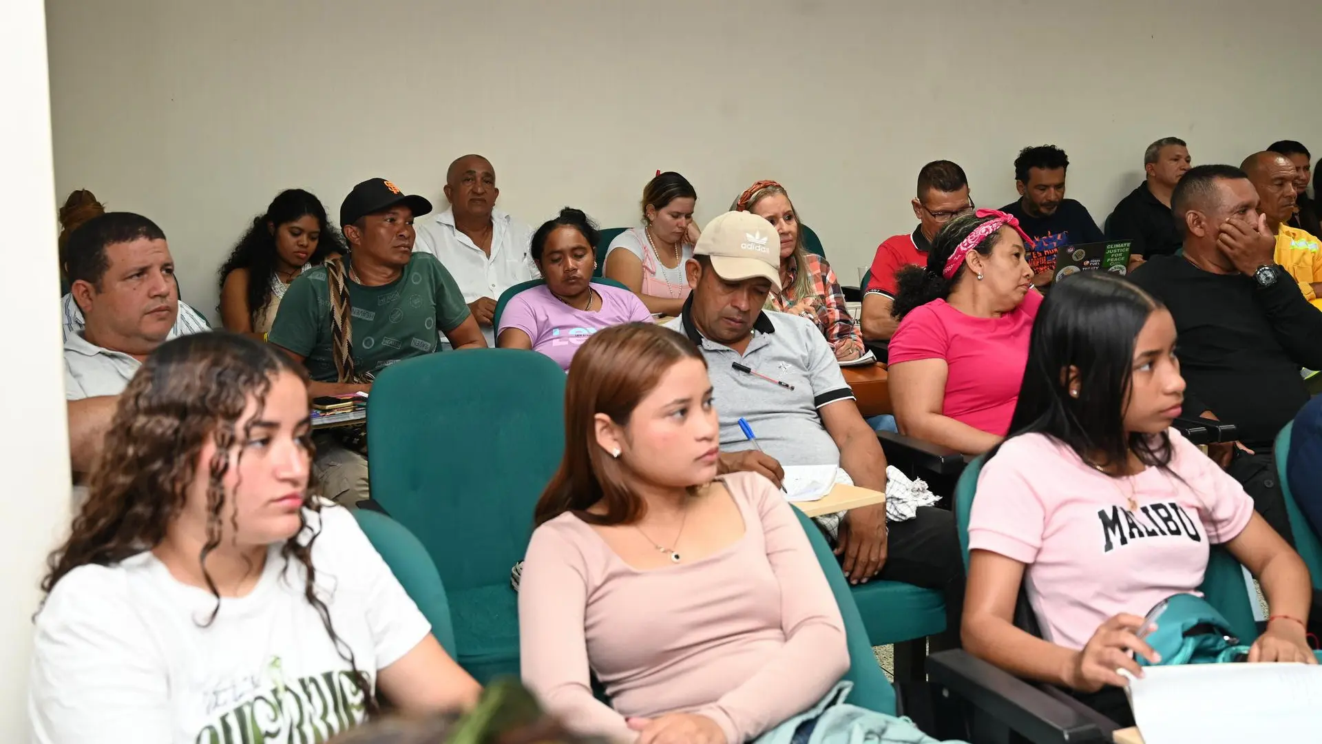 Firmantes recibiendo su formación en energías renovables