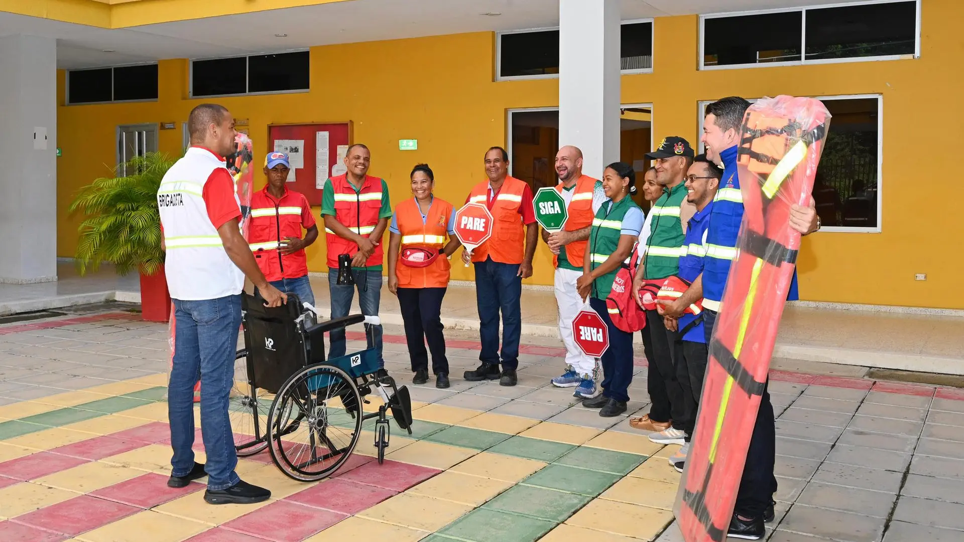 Coordinador de SST y grupo de brigadistas durante la capacitación