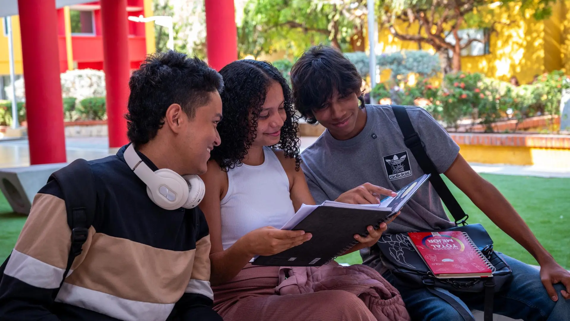 Estudiantes beneficiarios de la estrategia Cerrando Brechas