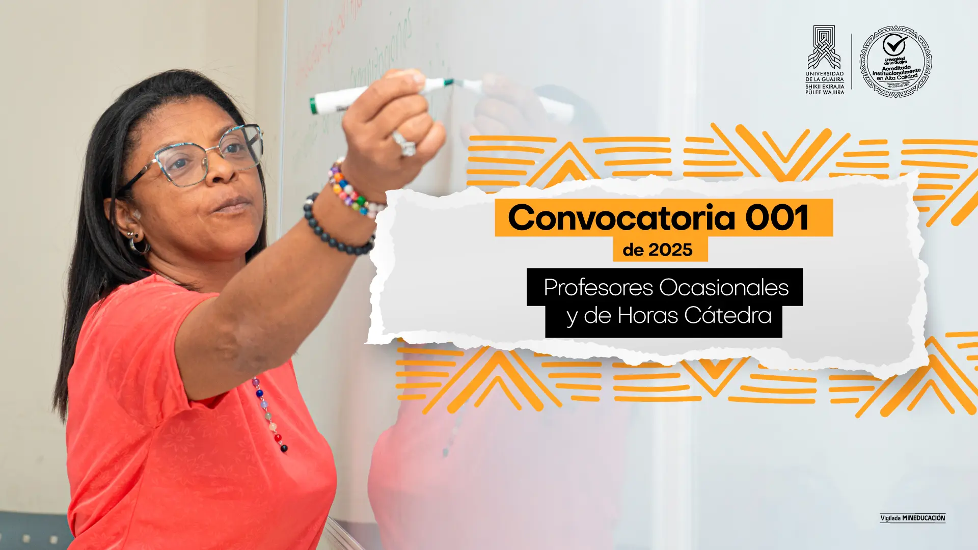 Afiche de la convocatoria 001 de 2025 para profesores ocasionales y de horas cátedra. El cartel, con la imagen de una profesora escribiendo en un tablero, presenta un diseño con formas geométricas en color naranja.