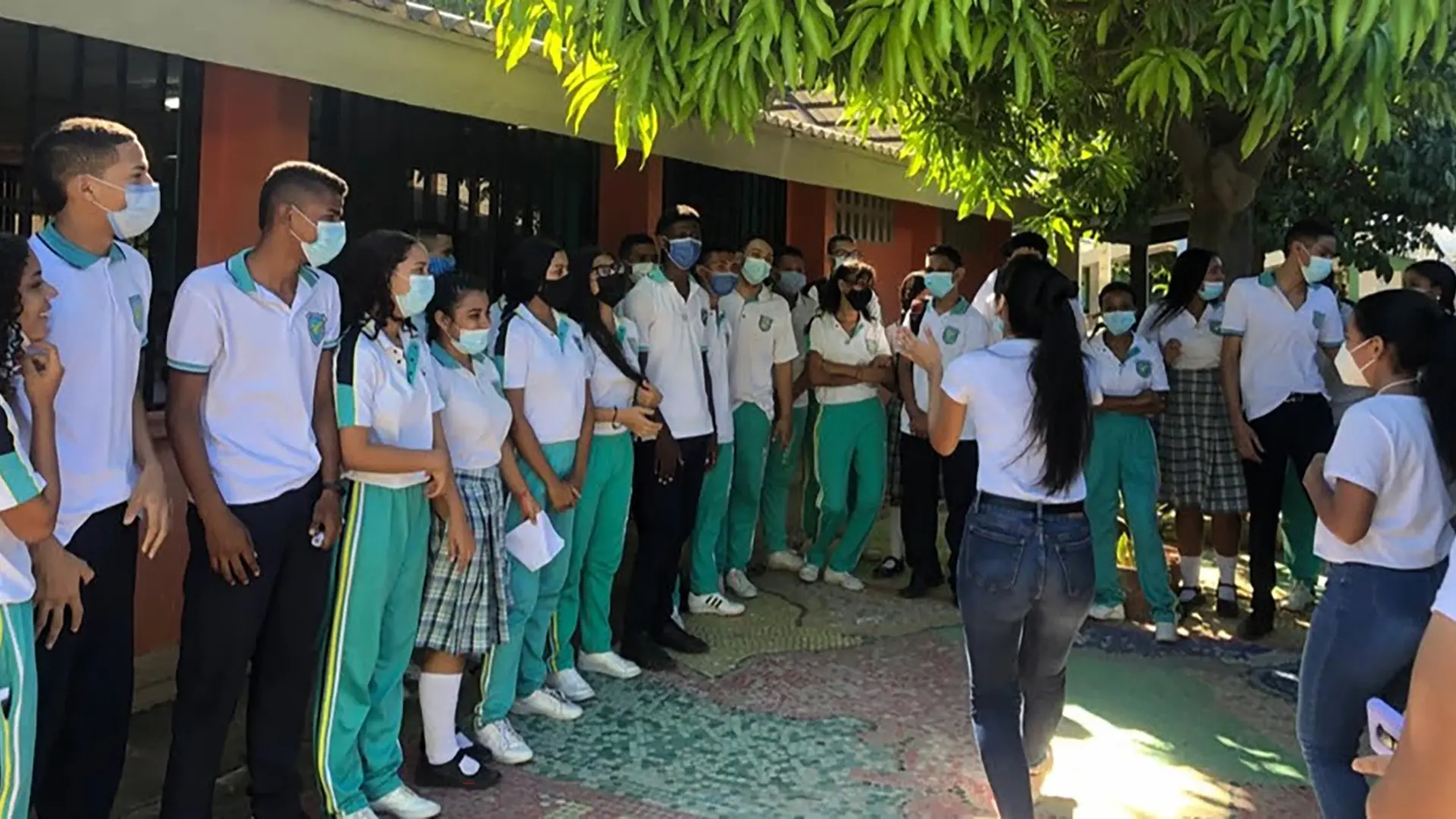 Estudiantes de la Institucional Educativa María Doraliza en la actualidad círculo de las emociones.