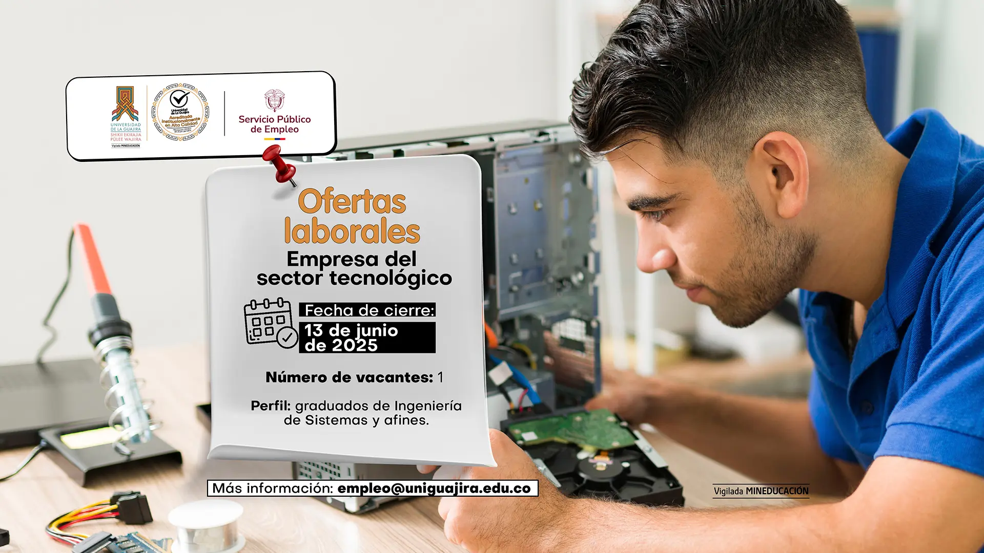 La imagen es un póster de una oferta de empleo. El fondo es una fotografía de un técnico trabajando en una computadora de escritorio, manipulando sus componentes internos como el disco duro. El póster tiene un diseño en color blanco, simulando ser un trozo de papel pegado con un clip rojo, y está superpuesto en el centro de la imagen. El título es "Ofertas laborales" y debajo se especifica que es para una "Empresa del sector tecnológico". La información clave se presenta en un recuadro negro con letras blancas, indicando la "Fecha de cierre: 13 de junio de 2025" y el "Número de vacantes: 1". El perfil requerido es para "graduados de Ingeniería de Sistemas y afines". En la parte inferior, se proporciona un correo electrónico para más información: "empleo@uniguajira.edu.co". En la esquina superior izquierda, hay logos de la Universidad de La Guajira, un sello de calidad y el logo del "Servicio Público de Empleo".