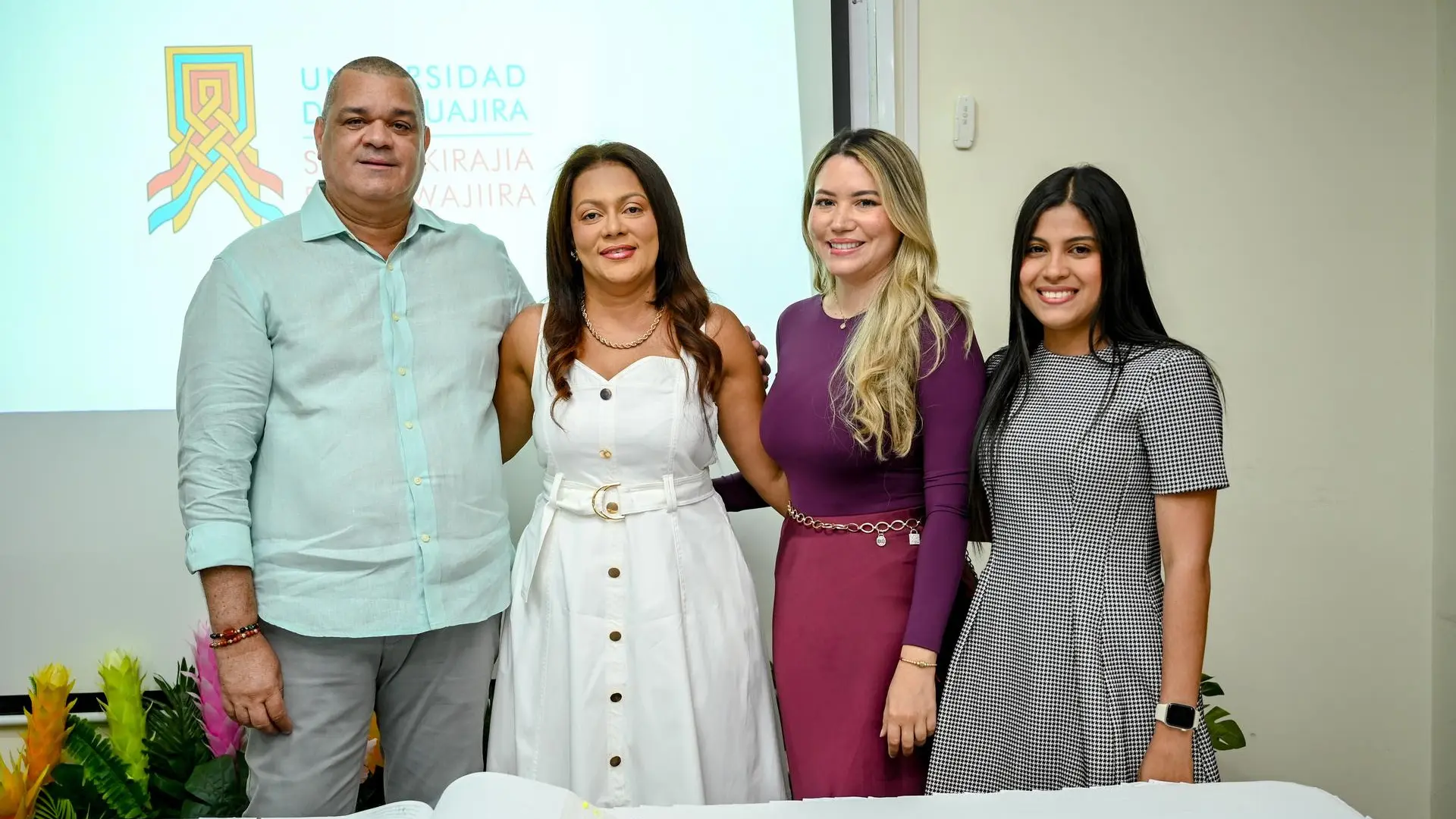 El rector, Carlos Arturo Robles Julio, junto a directivos y docentes de la Universidad de La Guajira