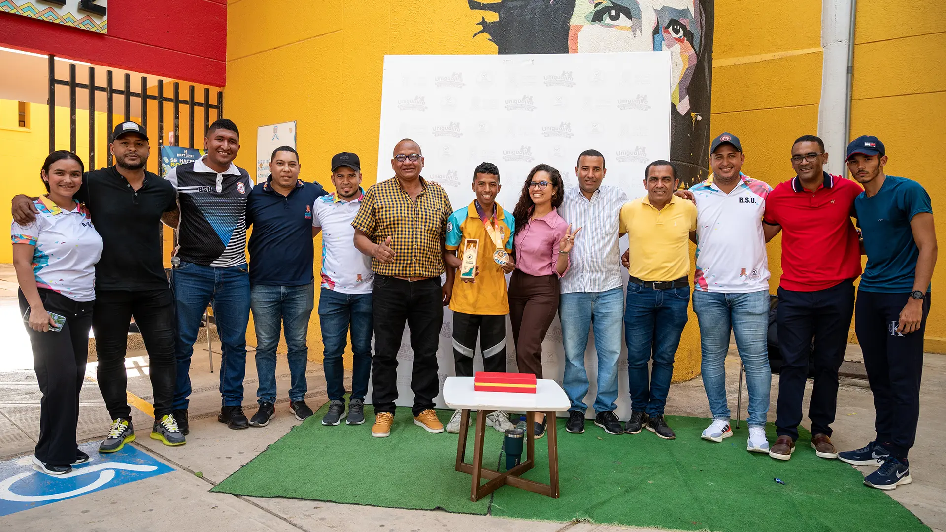 Funcionarios, docentes y directivos de Uniguajira acompañan a Wilfran Orozco durante su reconocimiento institucional.