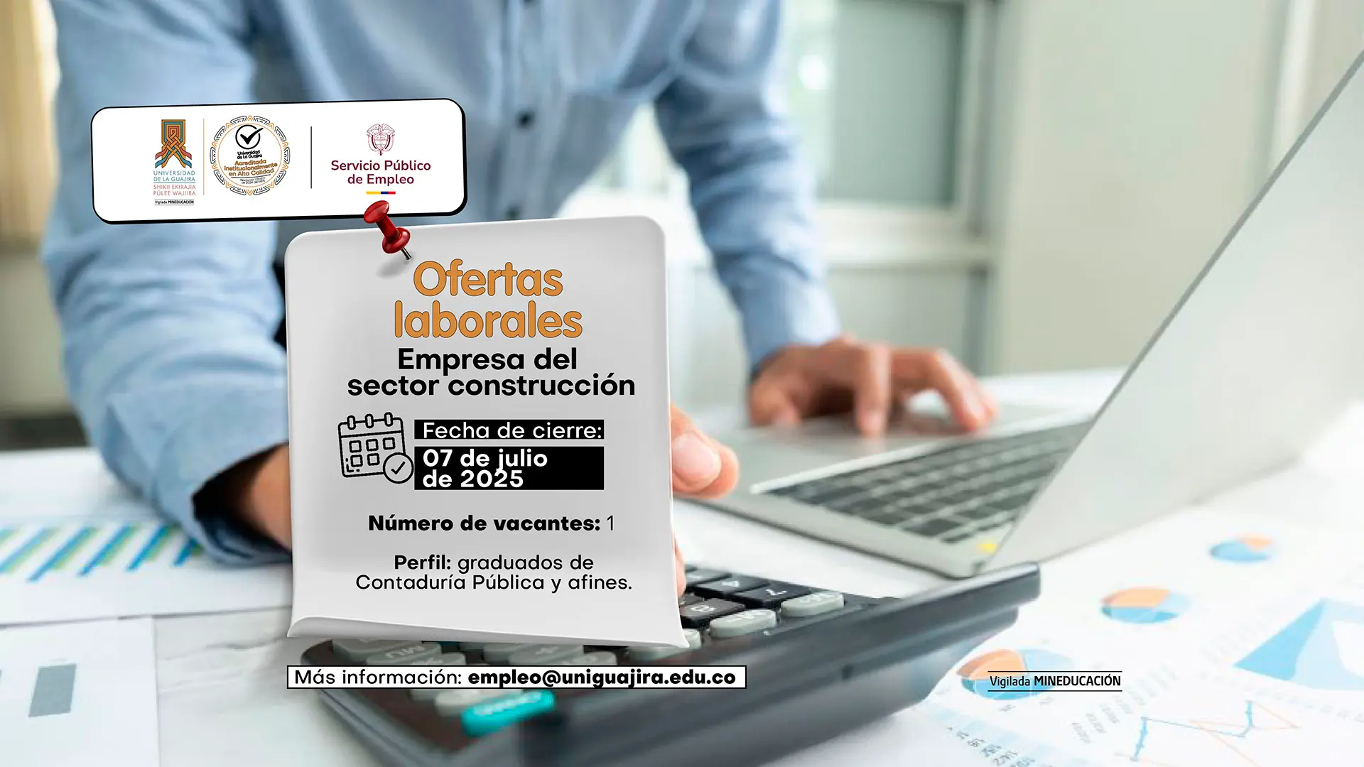Anuncio de Ofertas laborales para una "Empresa del sector construcción". La imagen de fondo muestra a una persona trabajando en una oficina, con un ordenador portátil, una calculadora y gráficos, lo cual es relevante para el perfil de contabilidad. El anuncio especifica los siguientes detalles: Fecha de cierre: 07 de julio de 2025. Número de vacantes: 1. Perfil: Graduados de Contaduría Pública y afines. Se proporciona la información de contacto para más detalles: empleo@uniguajira.edu.co. Los logotipos de la Universidad de La Guajira, el sello de acreditación de alta calidad y el "Servicio Público de Empleo" se encuentran en la parte superior izquierda del afiche.