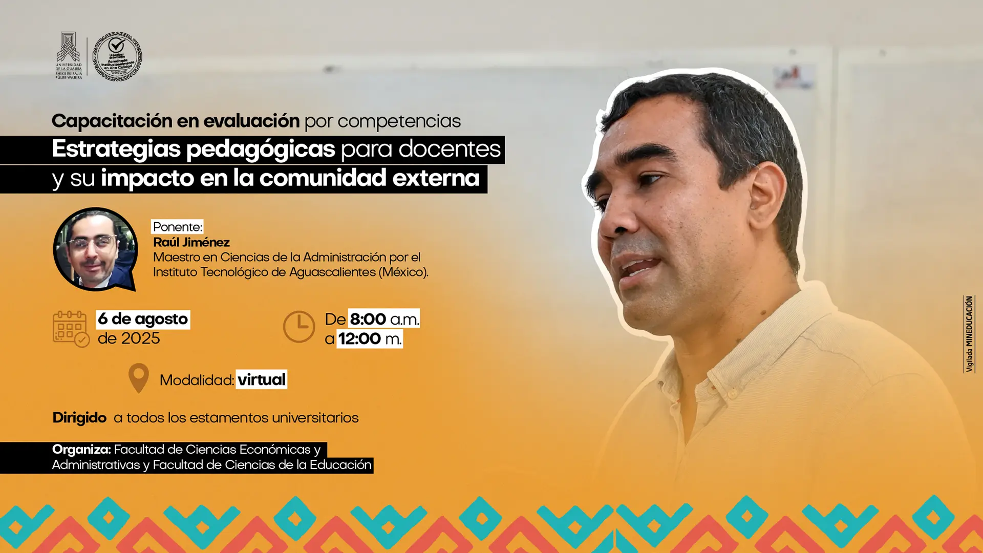 Un hombre de mediana edad con una camisa de color claro sonríe y habla, aparentemente en una presentación. A la izquierda de la imagen, hay un banner con el título "Capacitación en evaluación por competencias: Estrategias pedagógicas para docentes y su impacto en la comunidad externa". El cartel incluye el nombre del ponente, Raúl Jiménez, y sus credenciales académicas. El evento es el 6 de agosto de 2025, de 8:00 am a 12:00 m., con modalidad virtual, dirigido a todos los estamentos universitarios. Está organizado por la Facultad de Ciencias Económicas y Administrativas y la Facultad de Ciencias de la Educación.
